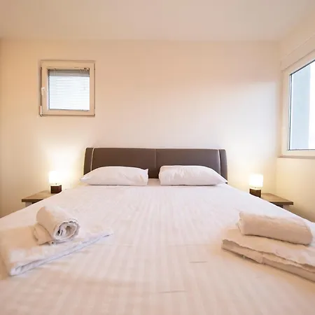 City&sea View 2br 4+2 扎达尔